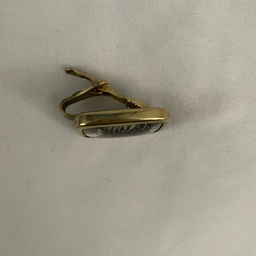 INTAGLIO 1950'S WESTERN THEMED CHUCK WAGON CUFFLINK - SINGLE Not a pair